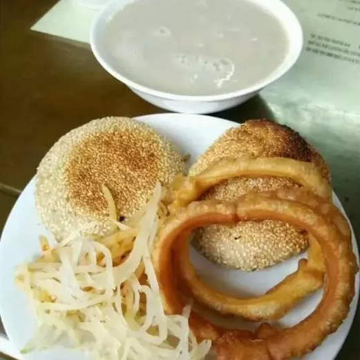 豆汁+焦圈，口感浓厚，酸酸的豆汁，又臭又香，在北京的你，还喝的惯吗？