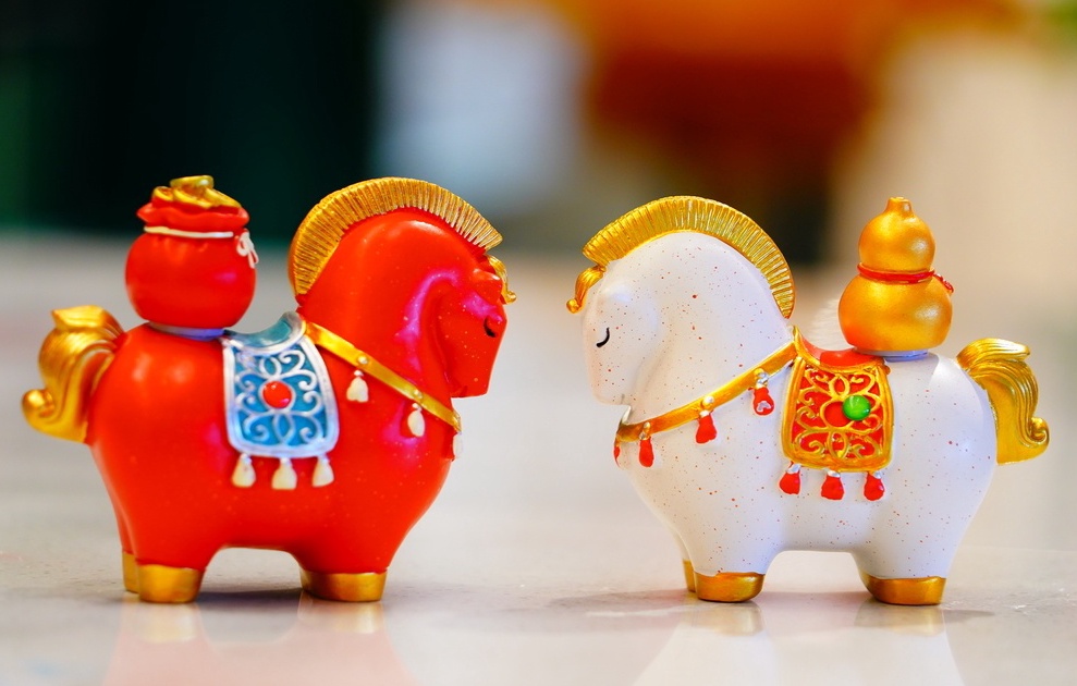 Российские туристы открывают для себя год Лошади в китайском стиле