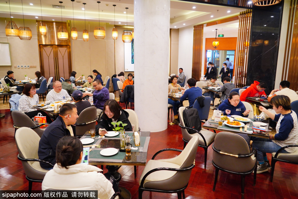 “天水麻辣烫”在北京出圈 “爆款小吃”带火驻京办餐饮消费