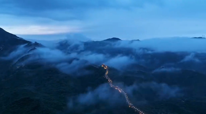 八達(dá)嶺長城雨夜別樣美 壯麗風(fēng)光入畫來