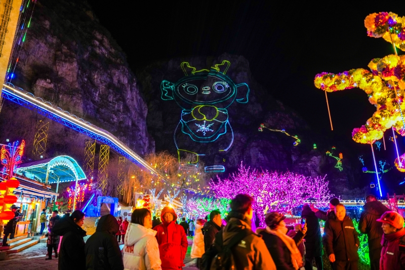 Торжественно открылся 40-й фестиваль ледяных фонарей в ущелье Лунцинся