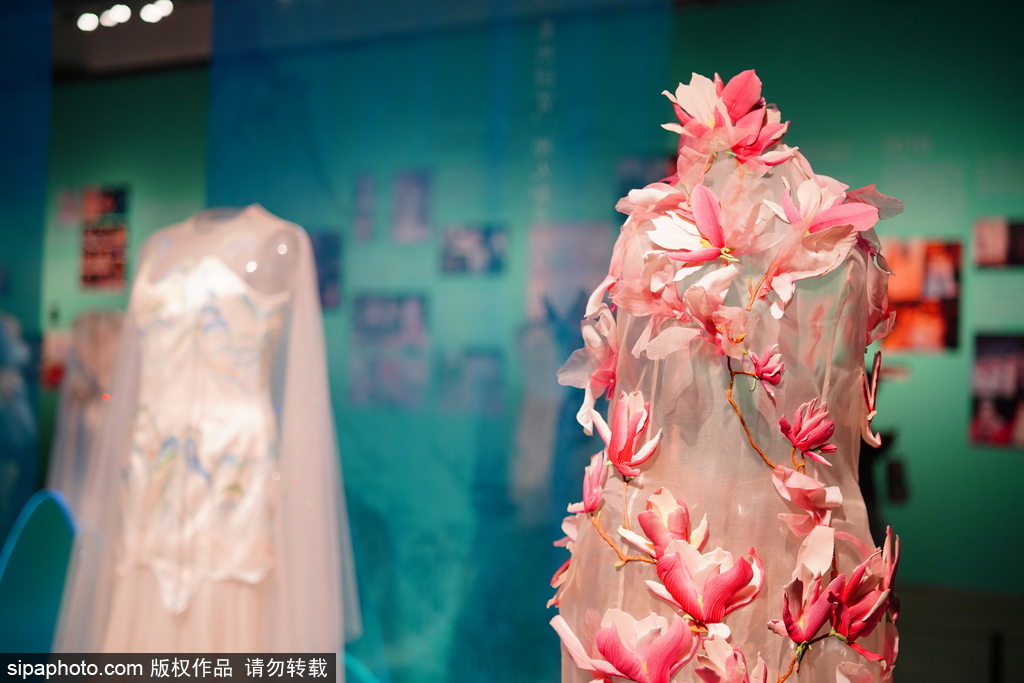 Traditional Chinese Suzhou embroidery meets haute couture