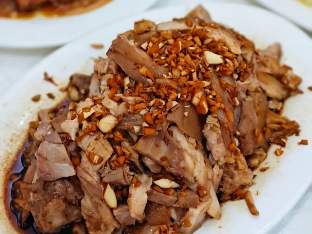 45年蒜泥肘子封神！东城胡同“初代网红店”如何拿捏三代人？