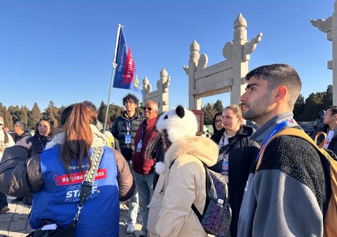 Los turistas internacionales exploran los sitios emblemáticos de Beijing en recorridos gratuitos de medio día