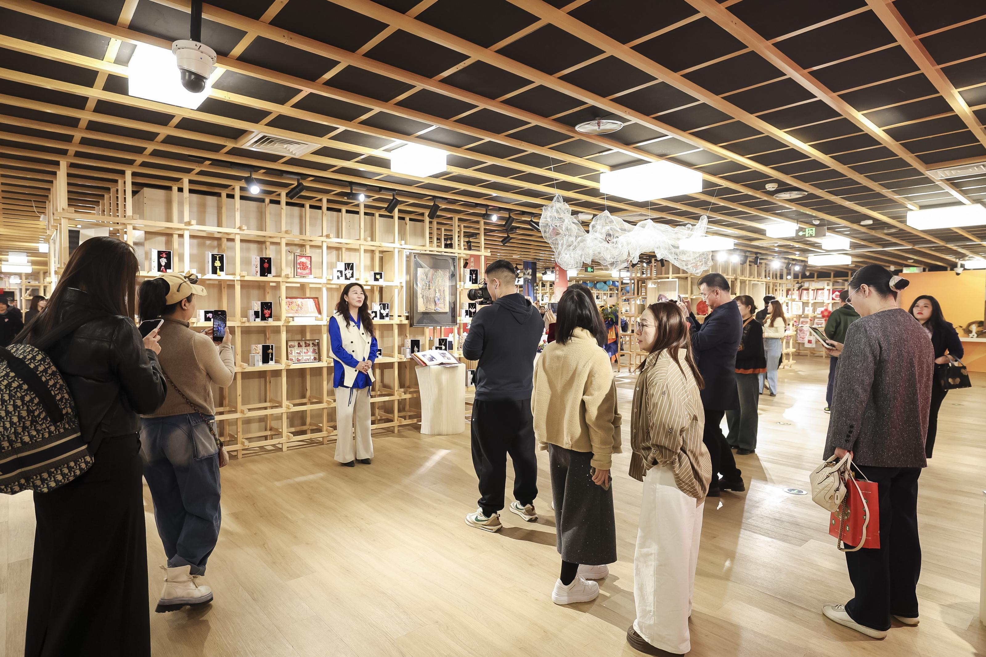 集结全国各地非遗技艺，非遗快闪与沉香艺术展亮相王府井