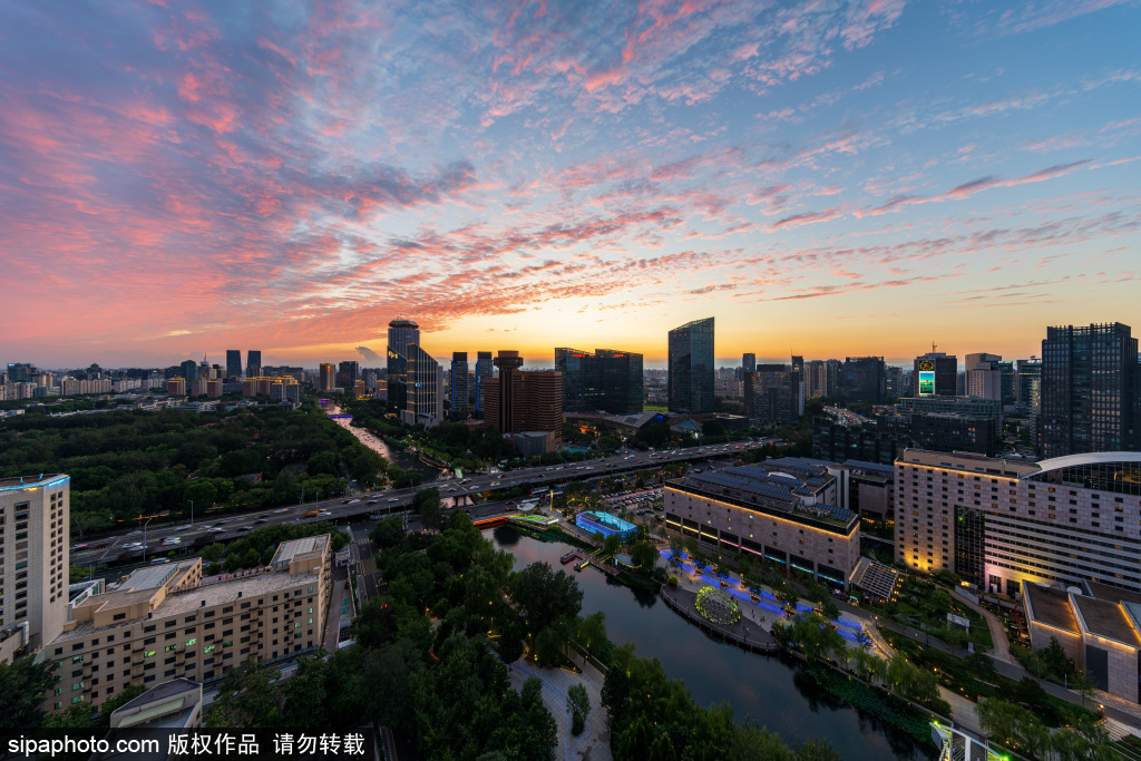 美丽晚霞上线， 宛如油画