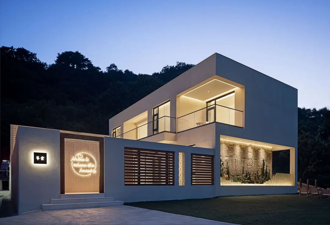 怀柔藏了一处纯白小院｜依山望景，泡私汤、游泳池，把日子放慢，享一场松弛自在的度假！