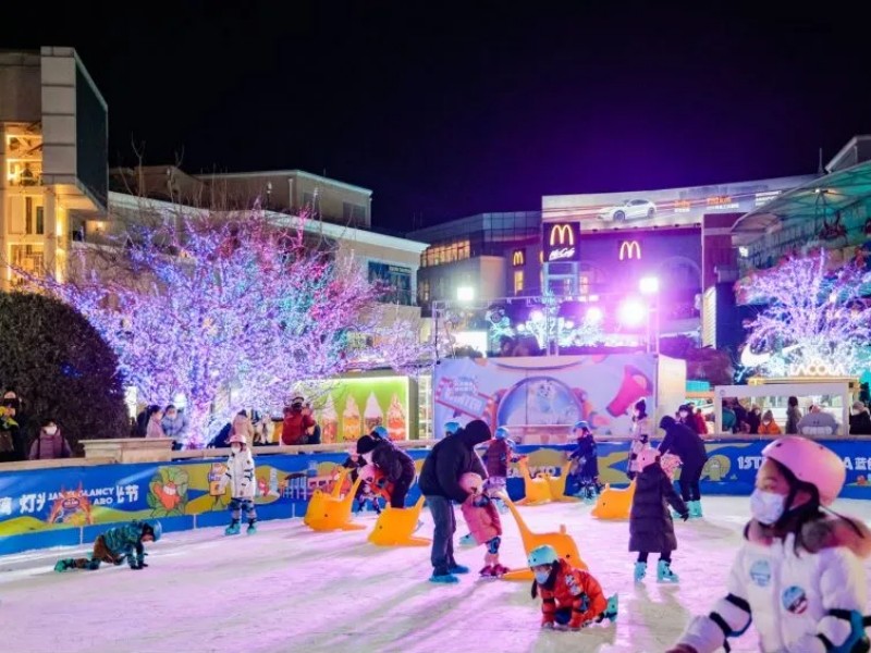 В пекинских парках открылись ледовые катки с общей площадью почти 50 тысяч квадратных метров!