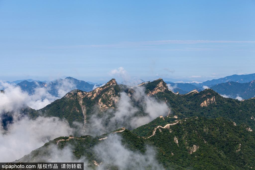 在箭扣长城远眺北京城！这“古今同框”太震撼了