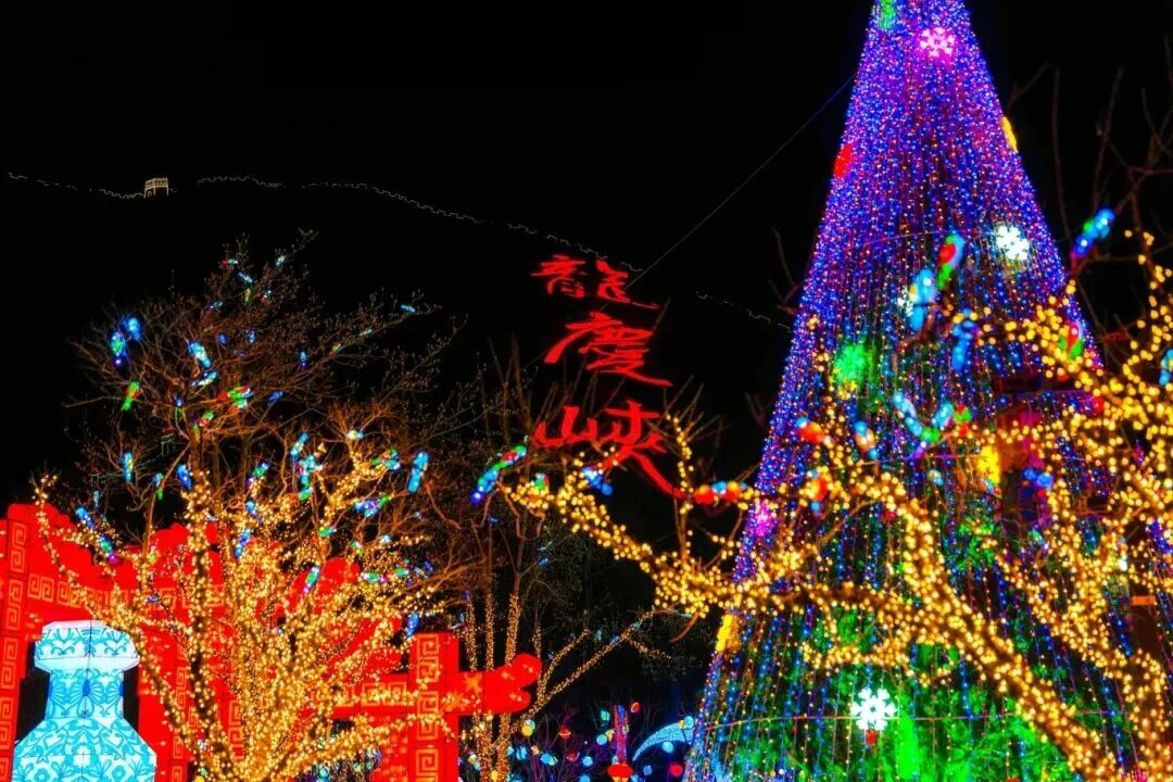 Weekend Getaways in Beijing Suburbs | 40th International Ice Lantern Art Festival shines at Longqing Gorge