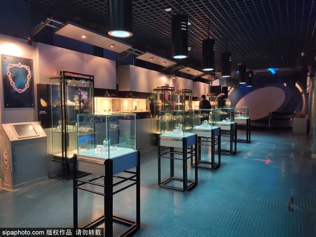 中国地質博物館で宝石を鑑賞