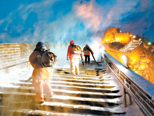 雪后雄关的两道风景线