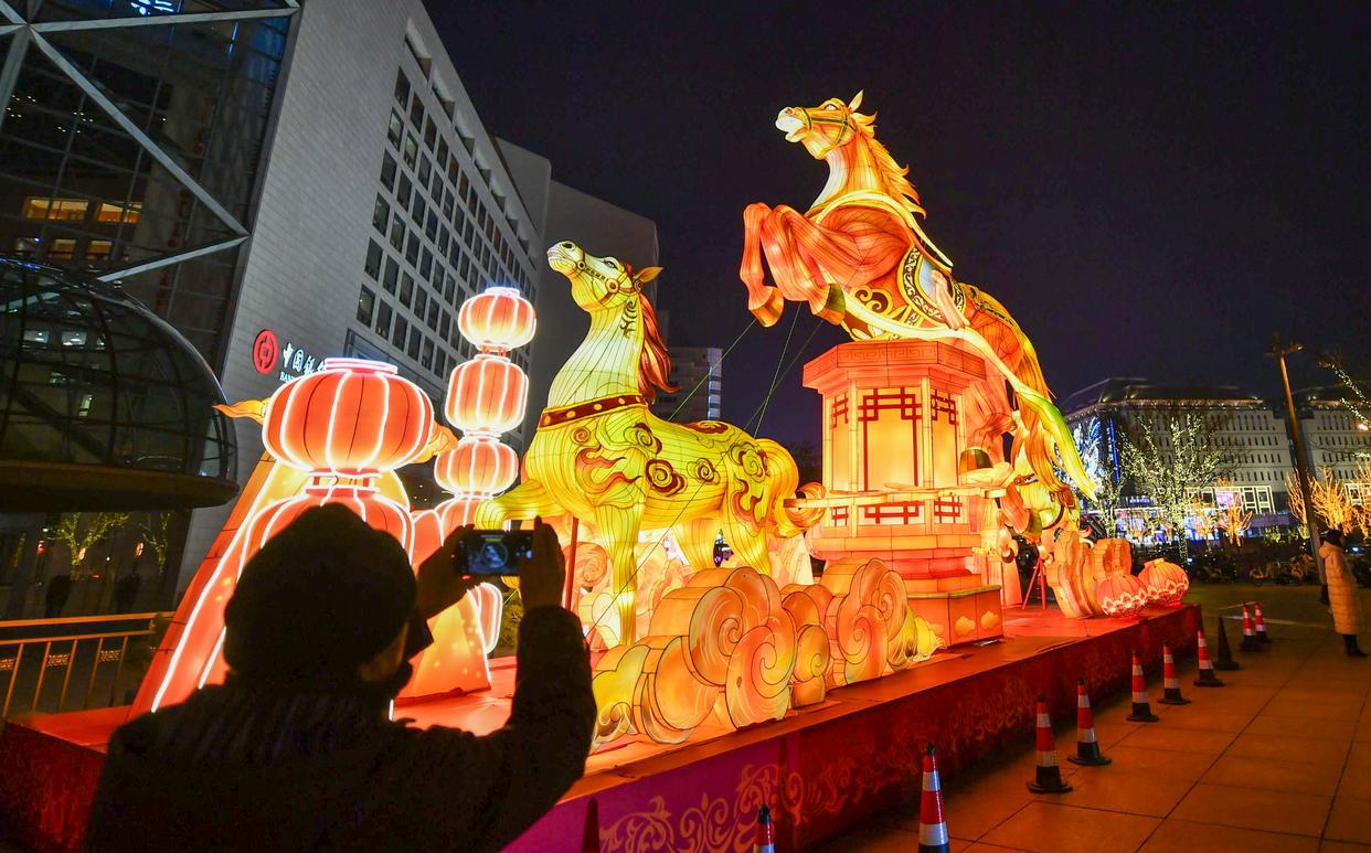 北京大街小巷“年味”已到位！悬挂灯笼等春节装饰超28万件