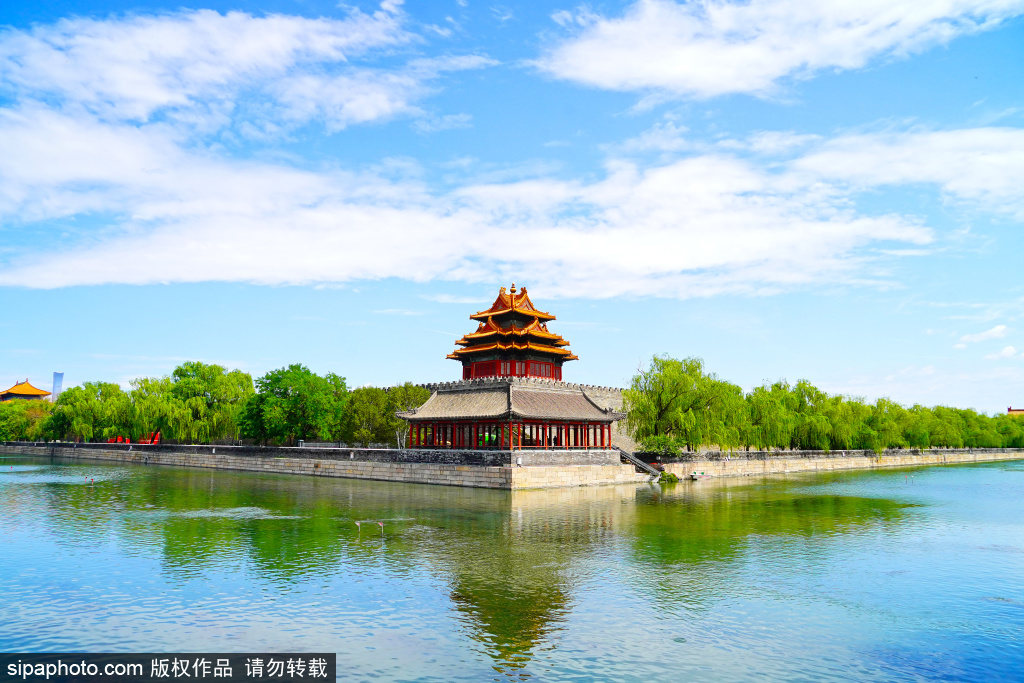 蓝天白云下的故宫角楼美景如画