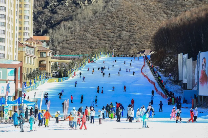 Отправляйтесь на лыжный отдых на панорамном туристическом поезде!