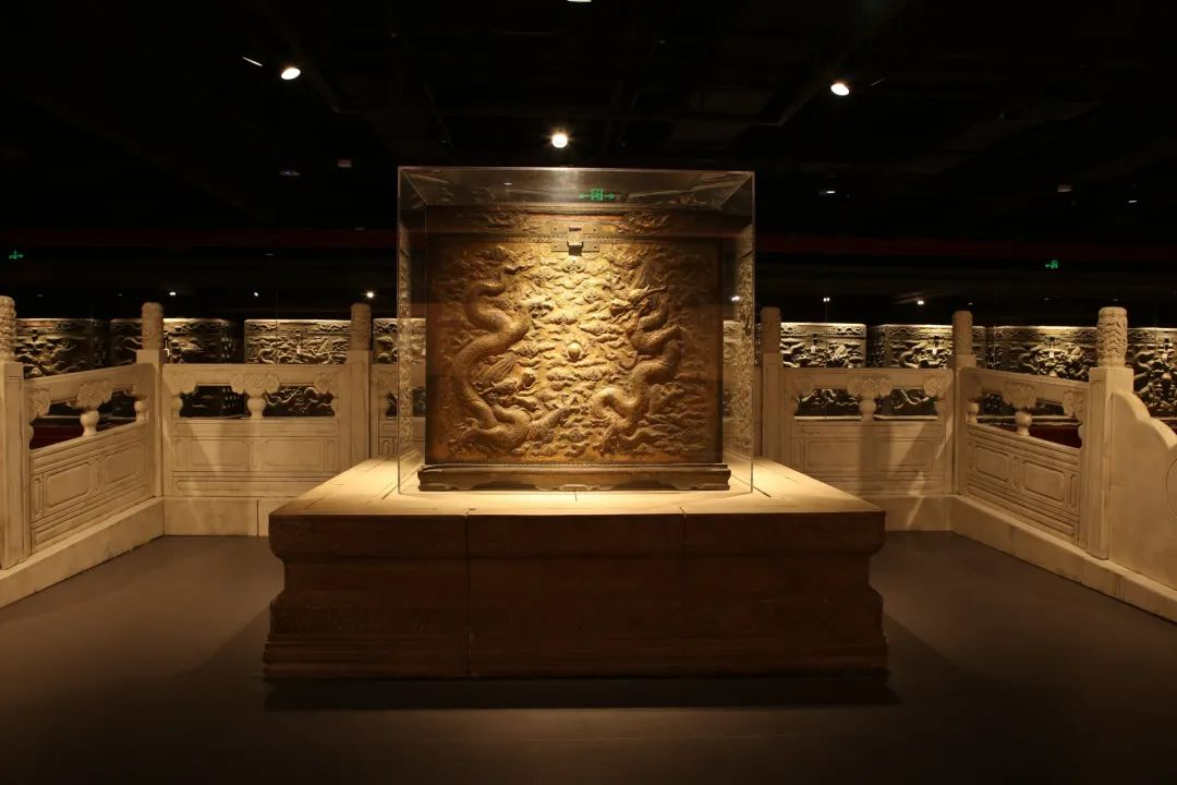 清朝十二帝 24K金箔装飾付き　 美術 、中国の歴史が全て分かる 400年以上前の中国皇帝・皇后の王冠などの国宝が北京で展示