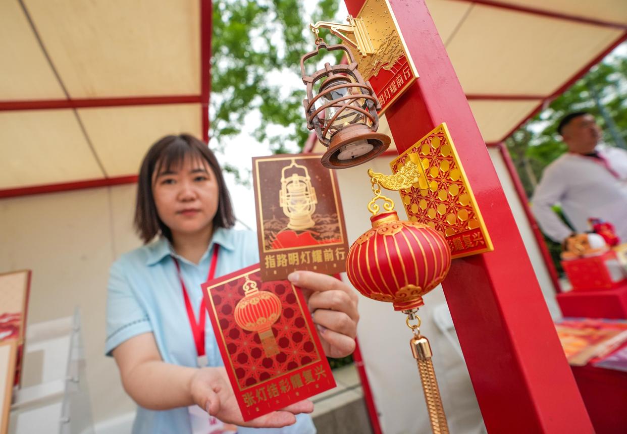 724款红色文创产品抗战馆广场集中亮相