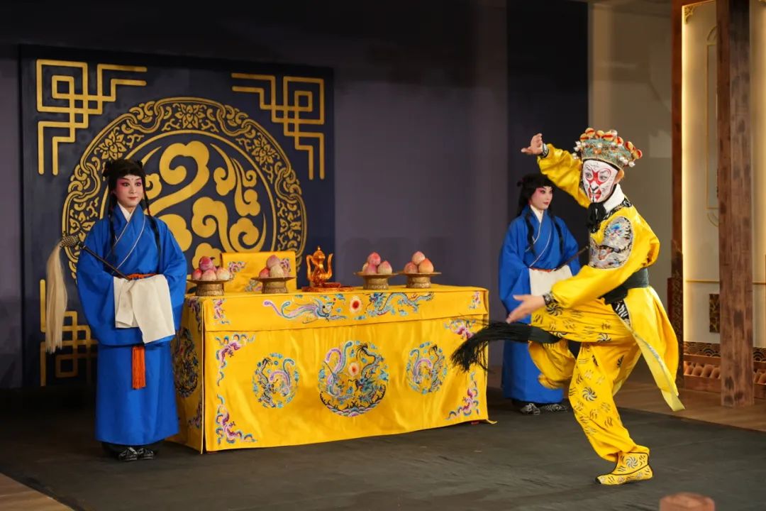 中外来宾参与“京剧文化之旅” 感受戏曲与非遗中的北京