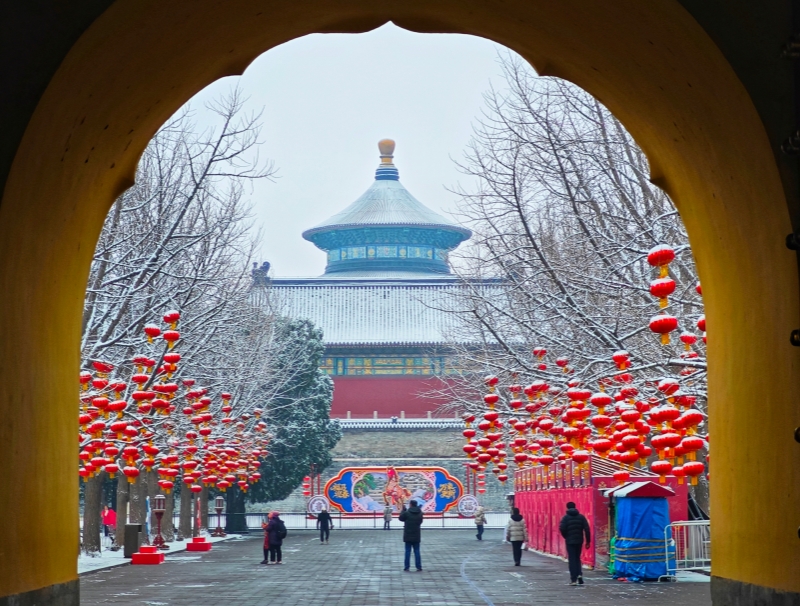 Храм Неба в снегу: удивительная весенняя панорама древней столицы