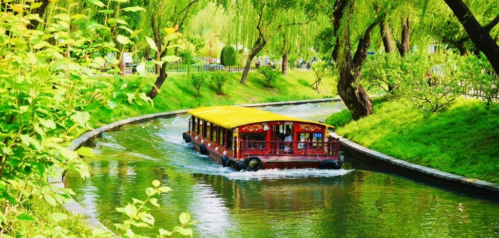 Take a cruise in Beijing to experience the summer