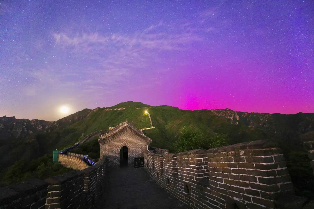 Guía turística nocturna de la Gran Muralla de Mutianyu: El romance de una noche de verano se integra en los contornos de la Gran Muralla