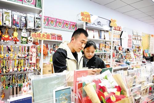 雄关古道驼铃远，闹市新街贾客喧