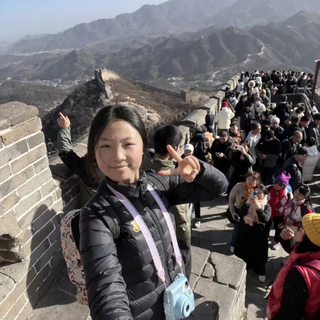 19岁女生长城诵诗，多次哽咽！八达岭邀她再游长城