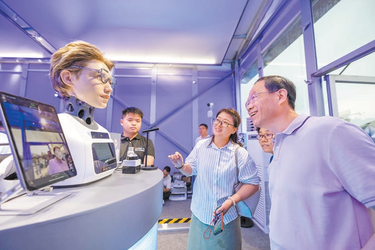 机器人科技体验店预告“未来生活”
