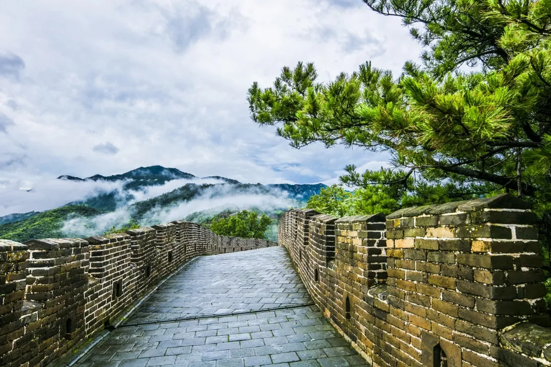 Después de la lluvia en Mutianyu: Un encuentro poético sobre las nubes