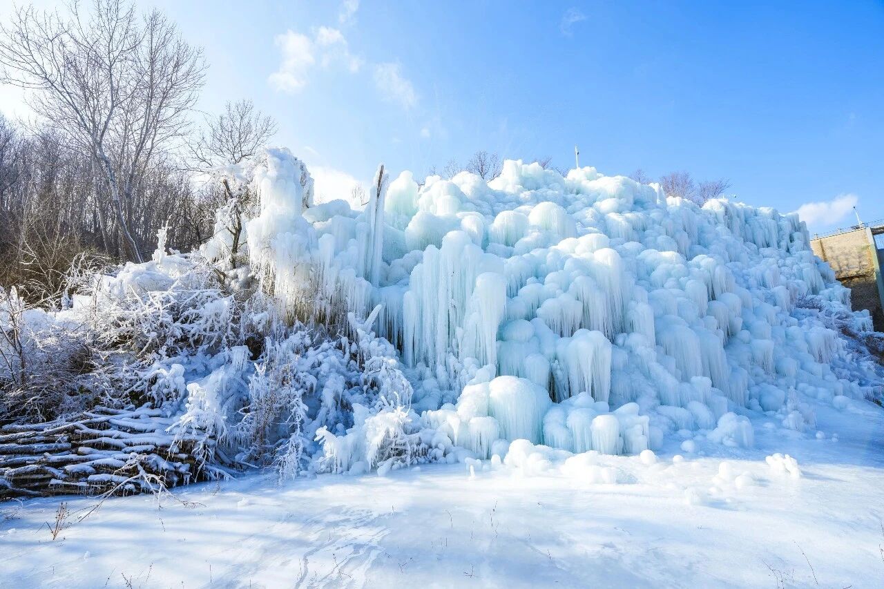 Weekend Getaways in Beijing Suburbs | Breathtaking! Beijing's blue-toned icefall spectacle makes a stunning debut
