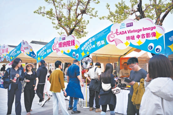 看露天电影 享夜经济繁华