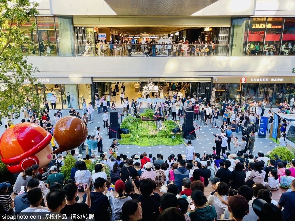 夏日傍晚热闹的大吉巷成为潮流聚集地