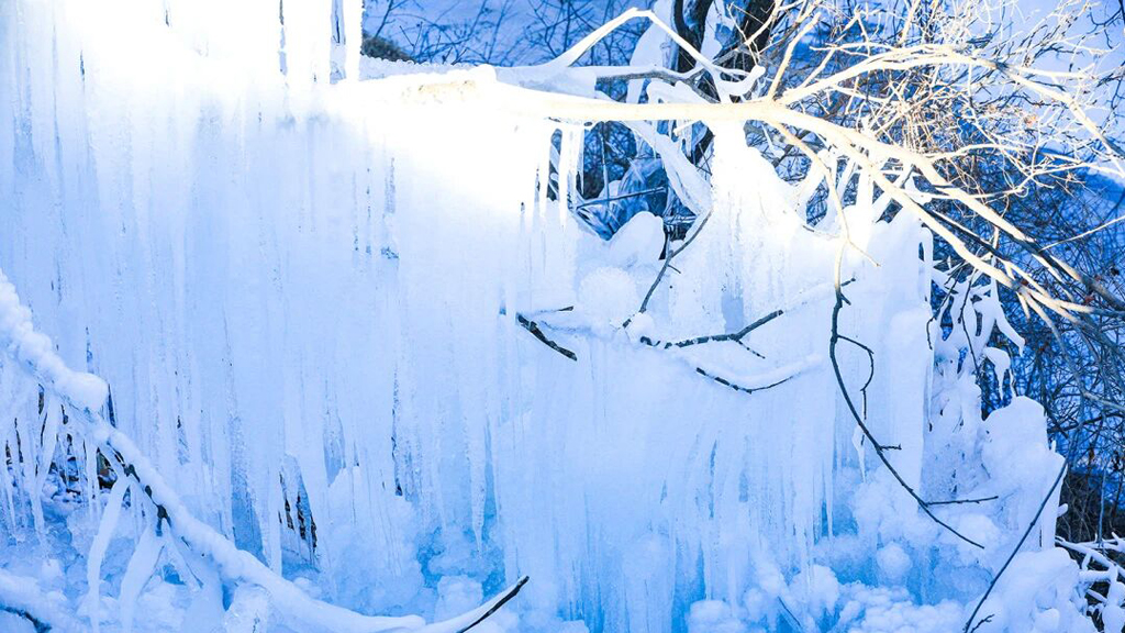 出片率100%！北京震撼冰瀑奇观上线，游客慕“冰”而来