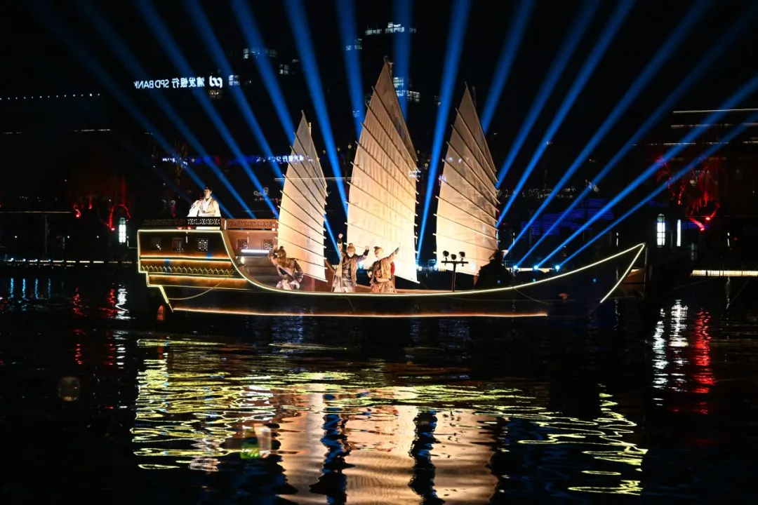 "Sur les flots du Canal", premier grand spectacle immersif itinérant sur l’eau de Beijing, est officiellement accessible au public