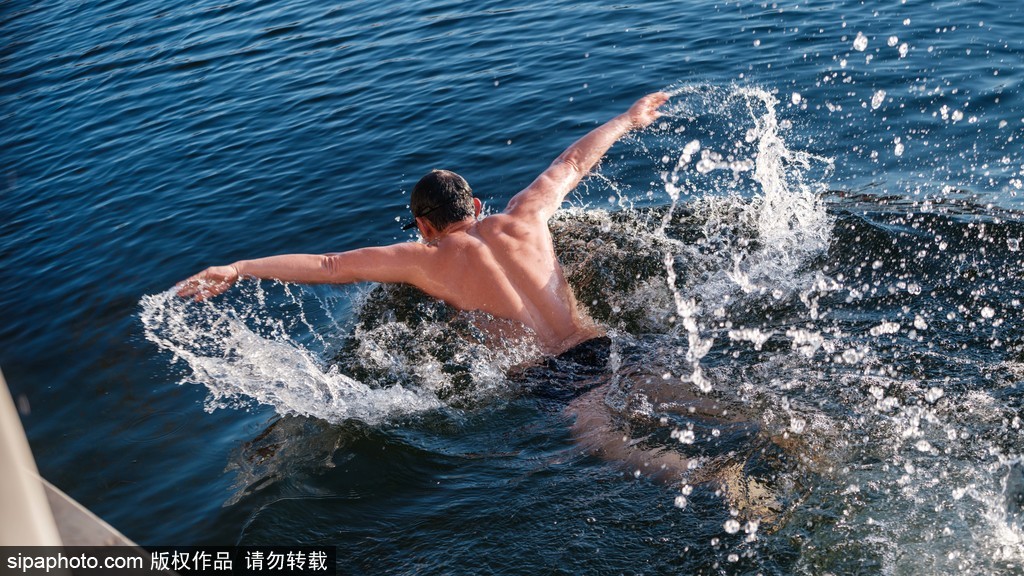 什刹海的冬泳爱好者——一道亮丽的冬日风景线