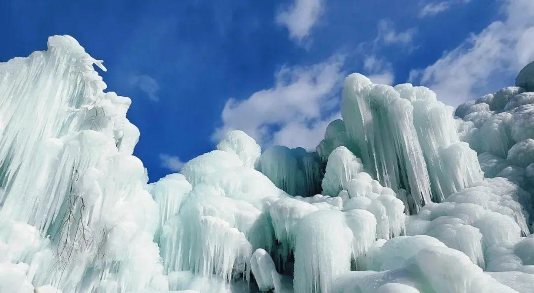 These ice waterfalls in Beijing's suburbs guarantee stunning photos