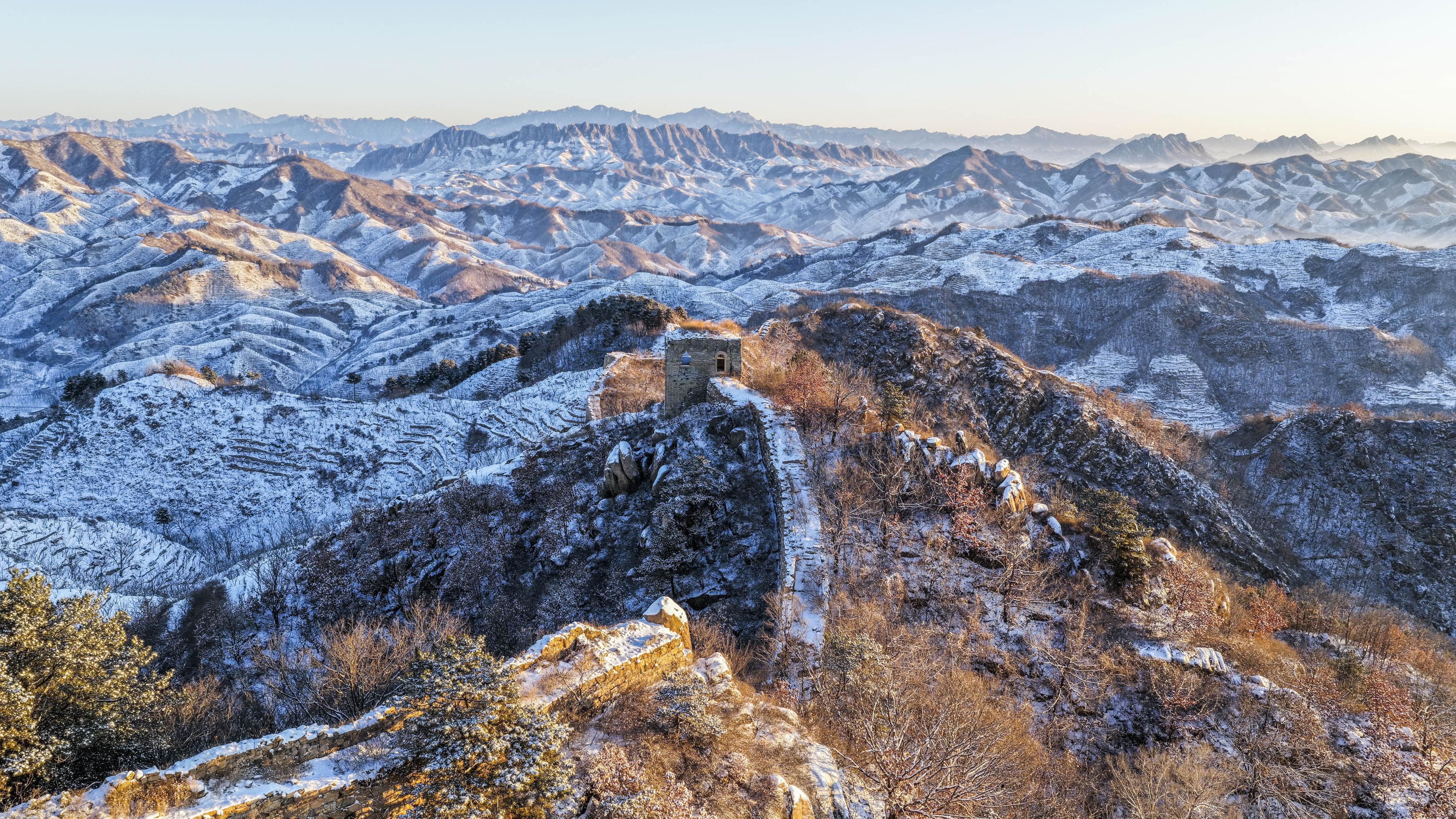 雪后初霁，百里古长城银装素裹壮美如画