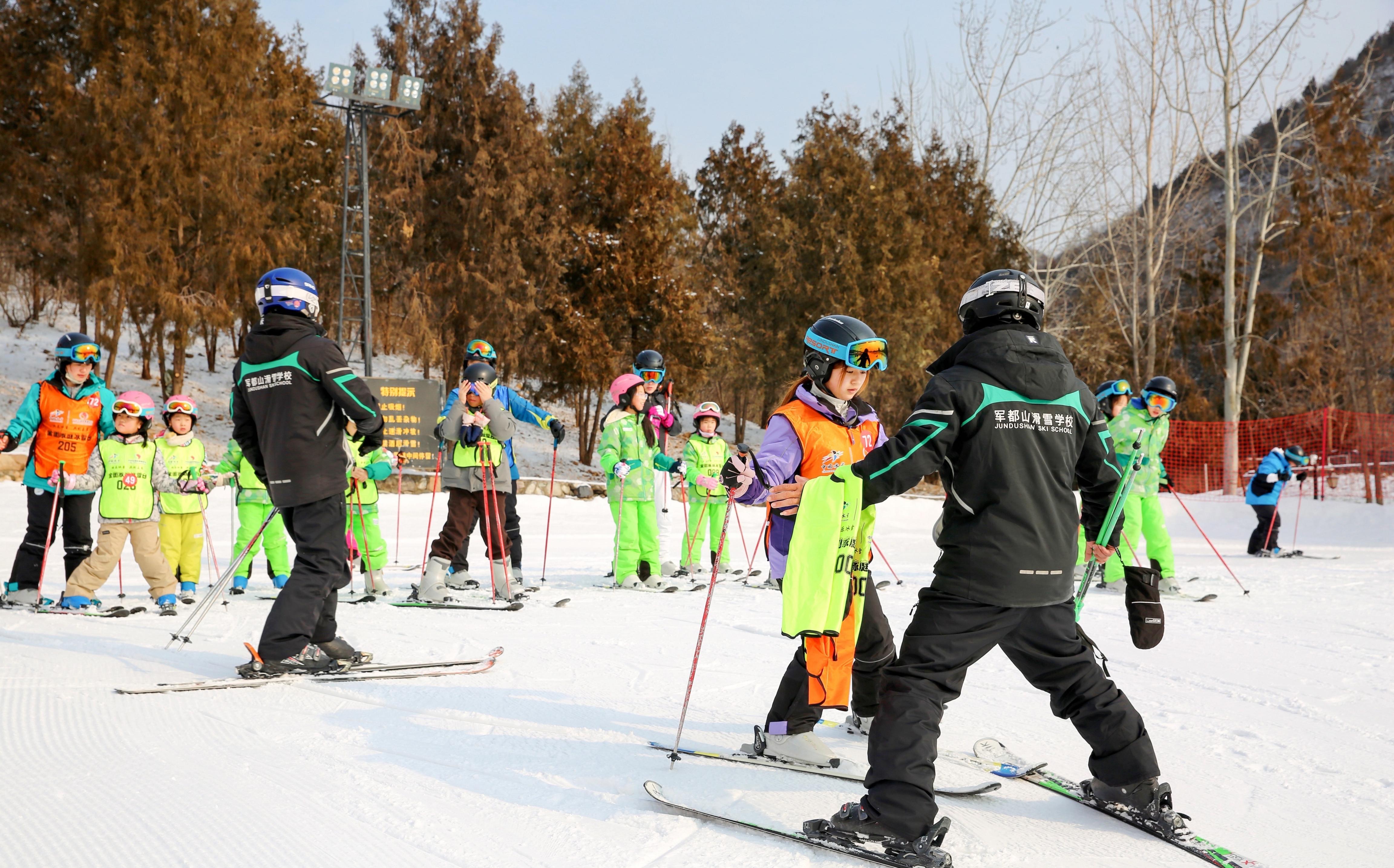 全国家庭冰雪日北京站系列活动举行 近百组家庭参与