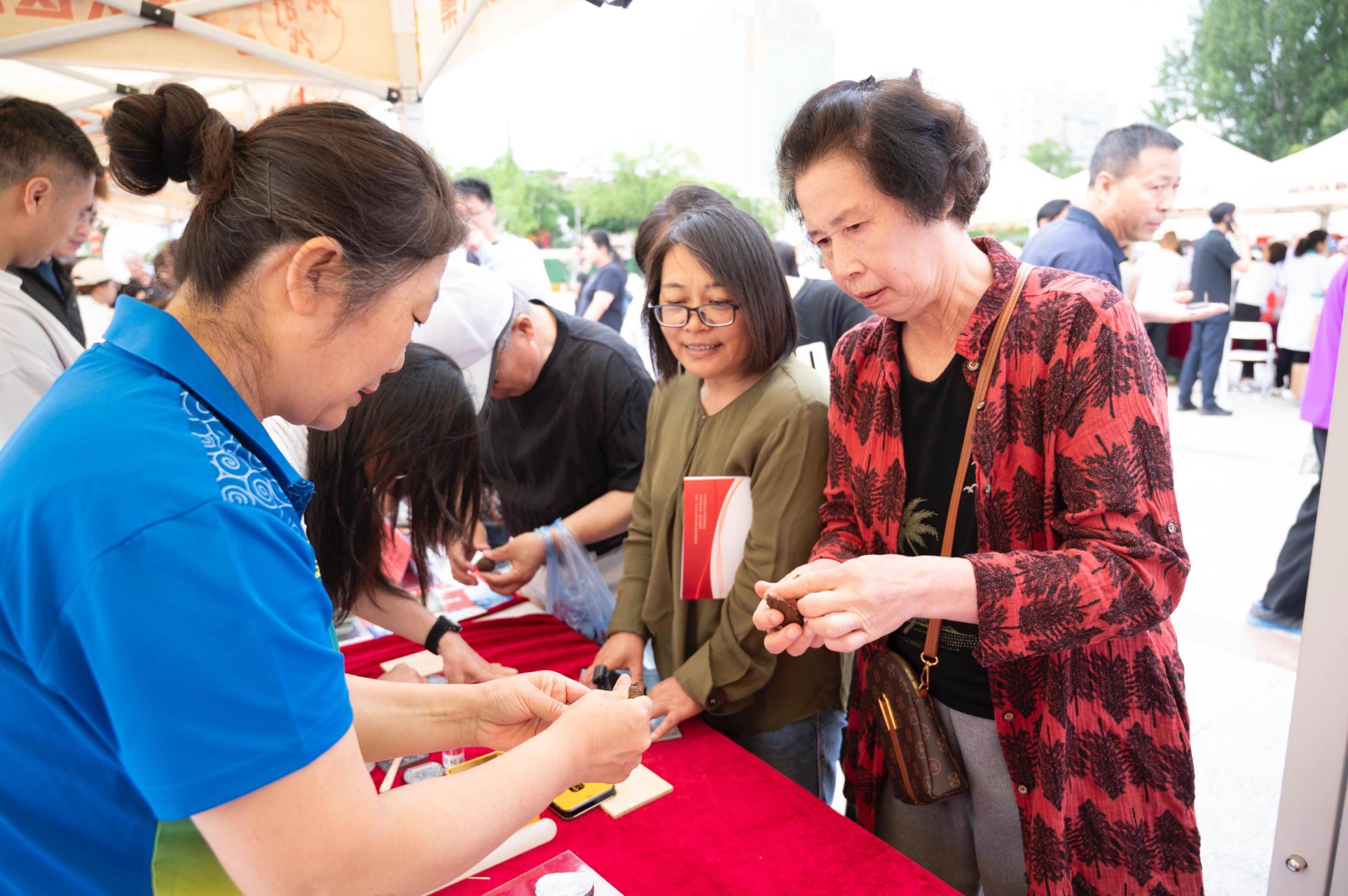 延庆香水园街道端午大集开市，家门口品民俗享服务