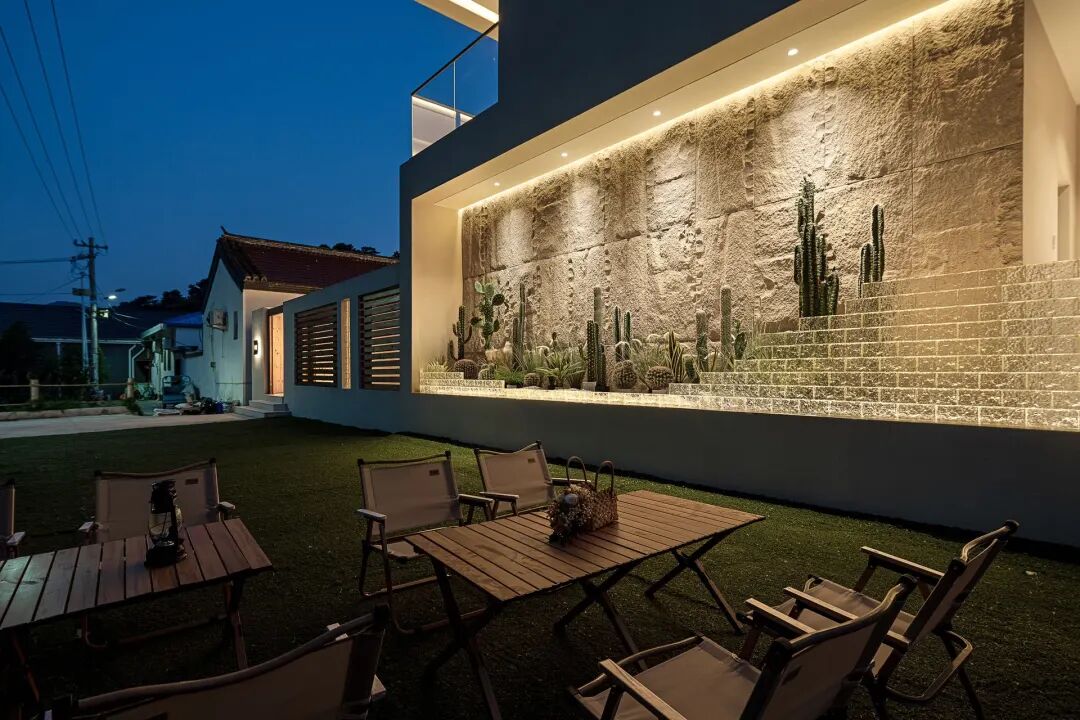 怀柔藏了一处纯白小院｜依山望景，泡私汤、游泳池，把日子放慢，享一场松弛自在的度假！