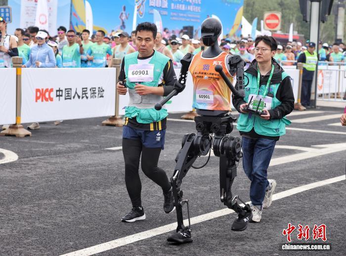2026亦庄人形机器人半马4月开跑，300多台机器人将同场竞技