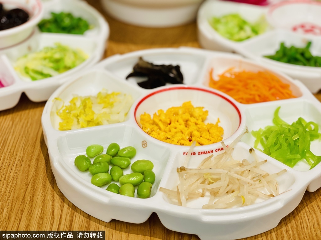 夏日清凉美食老北京炸酱面